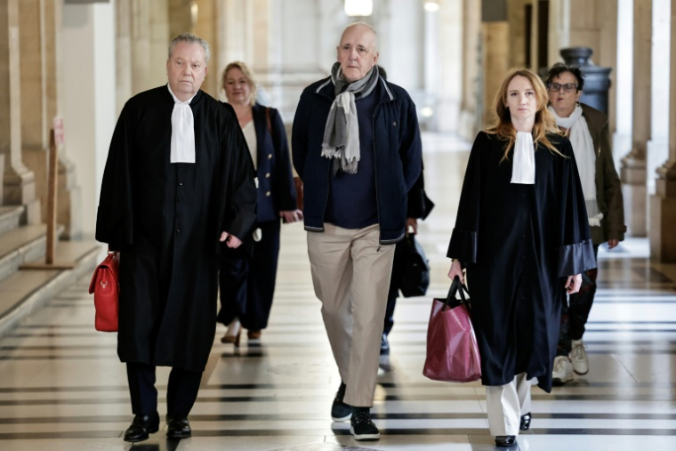 Dany Leprince (c) accompagné de ses avocats Olivier Morice (g) et Missiva Chermak Felonneau au Palais de Justice de Paris le 7 mai 2026 ( AFP / STEPHANE DE SAKUTIN )
