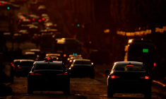 Des voitures aux Champs-Elysées à Paris