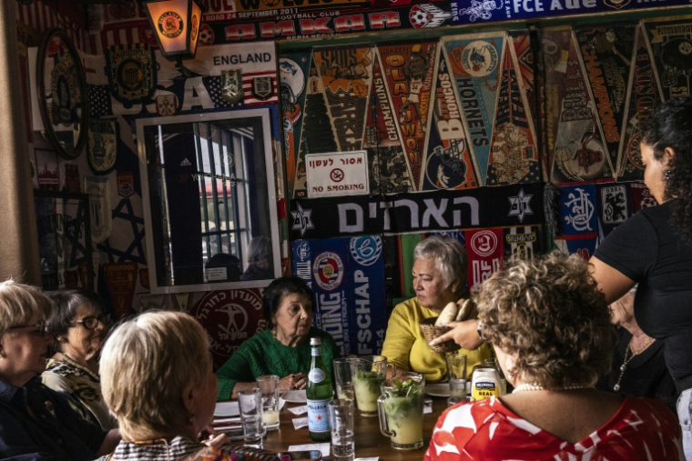 Des femmes mangent dans bar à Arad en Israël le 1er octobre 2026 ( AFP / JOHN WESSELS )