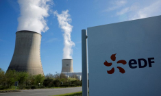 Photo d'archives: Le logo d'EDF devant les tours de refroidissement à l'entrée du site de la centrale nucléaire à Civaux