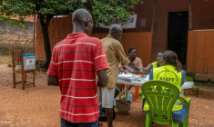 Un électeur vote à Bissau lors du référendum sur un projet de nouvelle Constitution, organisé le 30 août 2026 en Guinée Bissau par la junte au pouvoir ( AFP / Samba BALDE )