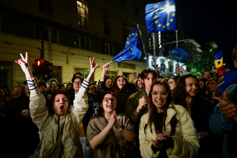 Les partisans de Nicusor Dan célèbrent sa victoire à la présidentielle en Roumanie, le 18 mai 2025 à Bucarest ( AFP / Daniel MIHAILESCU )