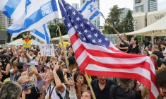 Des personnes agitent des drapeaux israéliens et américains sur la place des otages à Tel-Aviv le 9 octobre, après l'annonce d'un accord entre Israël et le Hamas ( AFP / Jack GUEZ )