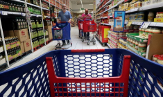 Photo d'archives: Des personnes poussent un chariot dans un supermarché Carrefour à Cabrera de Mar