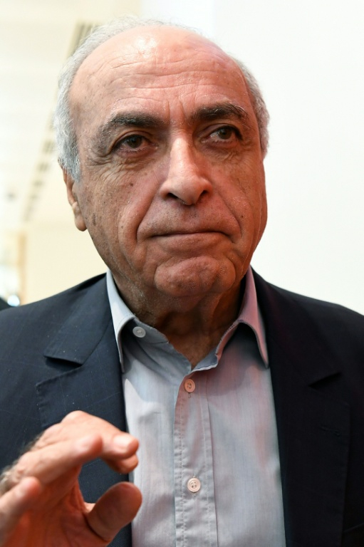 L'homme d'affaires franco-libanais Ziad Takieddine s'adresse aux médias à son arrivée au palais de justice de Paris le 7 octobre 2019, au premier jour du procès du volet financier de « l'affaire Karachi » ( AFP / Bertrand GUAY )