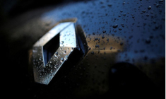 Des gouttes de pluie recouvrent le logo Renault sur une automobile vue à Paris