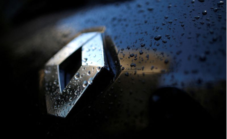 Des gouttes de pluie recouvrent le logo Renault sur une automobile vue à Paris