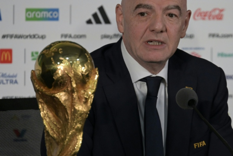 Gianni Infantino en conférence de presse le 10 juin 2026 à Mexico à la veille de l'ouverture de la Coupe du monde. Le président de la Fifa assure que son projet est "une occasion en or" pour renforcer le développement du football dans le monde ( AFP / Alfredo ESTRELLA )