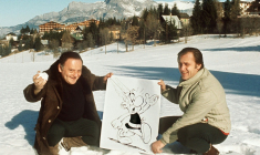 Les dessinateurs René Goscinny, à gauche, et Albert Uderzo à sa droite, posent avec une affichette d'Astérix le Gaulois à Megève, en Suisse, en 1971 ( AFP / - )