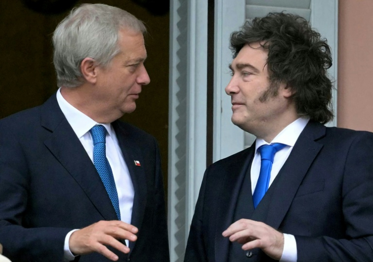 Le président chilien José Antonio Kast (g) reçu par son homologue argentin Javier Milei à la Casa Rosada, le 6 avril 2026 à Buenos Aires ( AFP / Juan Mabromata )