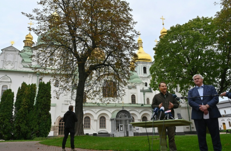 Les ministres des Affaires étrangères ukrainien Andriï Sybiga (à droite) et polonais Radoslaw Sikorski donnent une conférence de presse à Kiev, le 13 septembre 2026 ( AFP / Sergei SUPINSKY )