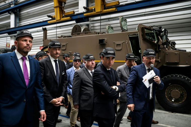 Le ministre français des Armées Sébastien Lecornu et son homologue belge Théo Francken ont annoncé jeudi un partenariat renforcé entre les deux pays en matière de fabrication d’armement terrestre, lors d’une visite du site KNDS de Roanne. ( AFP / JEFF PACHOUD )