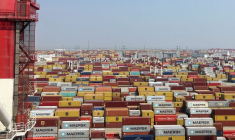 Conteneurs dans le port en eau profonde de Yangshan à Shanghai