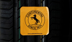 Un autocollant portant le logo de Continental est photographié à Bourbriac