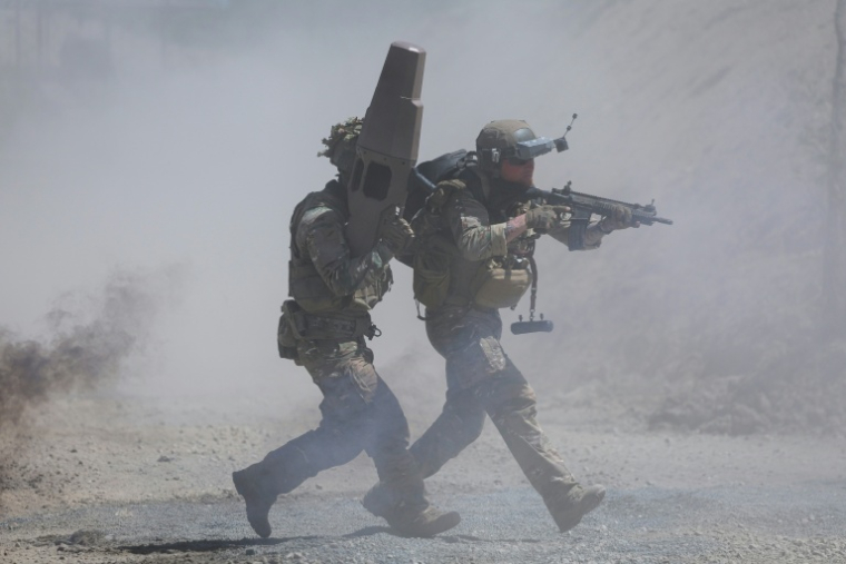 Des soldats franças lors d'une démonstration dynamique à la veille de l'ouverture du salon Eurosatory à Villepinte, près de Paris, le 14 juin 2026 ( AFP / Kenzo TRIBOUILLARD )