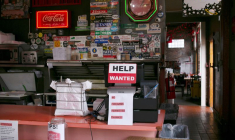 Une annonce d'embauche à la caisse d'un restaurant