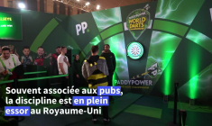 A Londres, ambiance carnaval au Mondial de fléchettes