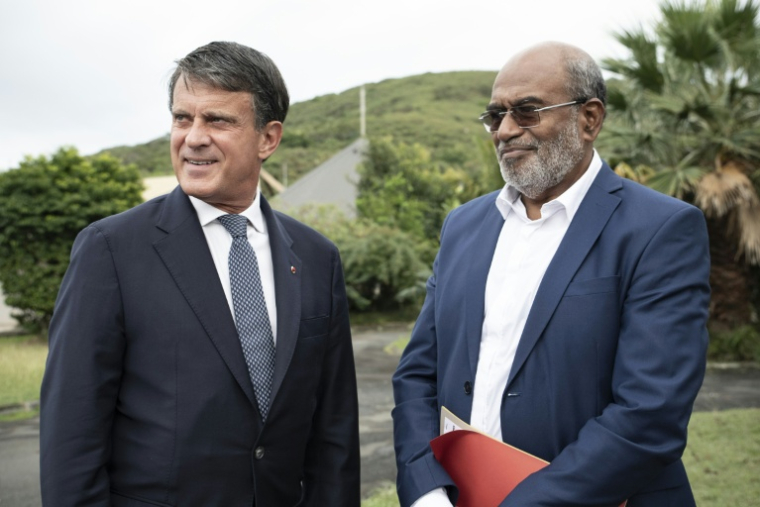Le président du Sénat coutumier Aguetil Mahe Gowe (droite) accueille le ministre français des Outre-mer Manuel Valls, le 20 août 2025 à Nouméa ( AFP / Delphine MAYEUR )