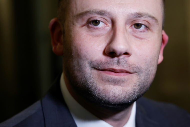 Le député Les Républicains (LR) Ian Boucard s'exprime devant la presse à l'Assemblée nationale, à Paris, le 15 mars 2023 ( AFP / Ludovic MARIN )