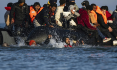 Des migrants tentent d'embarquer sur un bateau de passeurs afin de traverser la Manche au large de Gravelines (nord de la France) le 27 septembre 2025 ( AFP / Sameer Al-DOUMY )