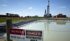 Exploitation du gisement riche en gaz de schiste du bassin de Marcellus aux abords de la ville de Waynesburg. (© M. Antonov / AFP)