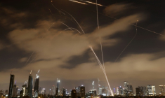 La défense anti-aérienne israélienne intercepte des missiles tirés depuis l'Iran au-dessus de Tel-Aviv le 15 juin 2025 ( AFP / Jalaa MAREY )
