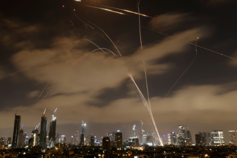 La défense anti-aérienne israélienne intercepte des missiles tirés depuis l'Iran au-dessus de Tel-Aviv le 15 juin 2025 ( AFP / Jalaa MAREY )