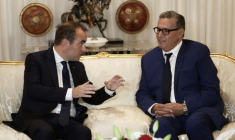 Le Premier ministre français Sébastien Lecornu (g) s'entretient avec le Premier ministre marocain Aziz Akhannouch à son arrivée à l'aéroport de Rabat-Salé, le 15 juillet 2026 à Rabat, au Maroc ( AFP / Abdel Majid BZIOUAT )