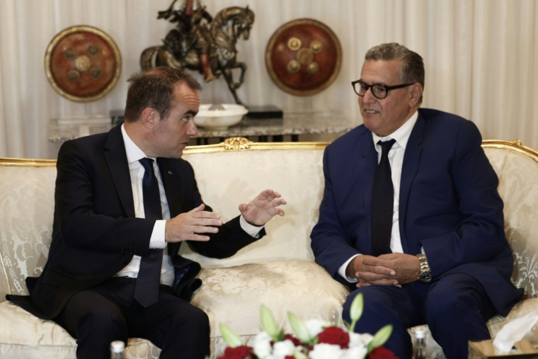 Le Premier ministre français Sébastien Lecornu (g) s'entretient avec le Premier ministre marocain Aziz Akhannouch à son arrivée à l'aéroport de Rabat-Salé, le 15 juillet 2026 à Rabat, au Maroc ( AFP / Abdel Majid BZIOUAT )