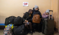 Une femme et ses enfants attendent un train d’évacuation à Pokrovsk, en Ukraine