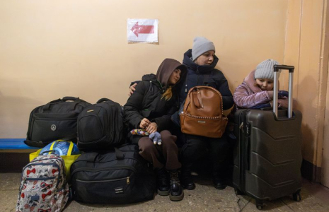 Une femme et ses enfants attendent un train d’évacuation à Pokrovsk, en Ukraine