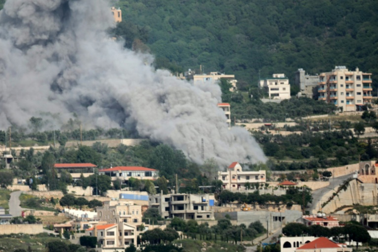 Une frappe aérienne israélienne sur le village e Jajouaa, dans le sud du Liban, le 13 mai 2026 ( AFP / Kawnat HAJU )