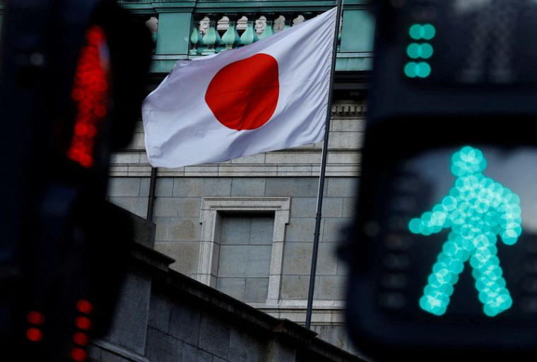 Le drapeau national japonais hissé au sommet du bâtiment du siège de la Banque du Japon