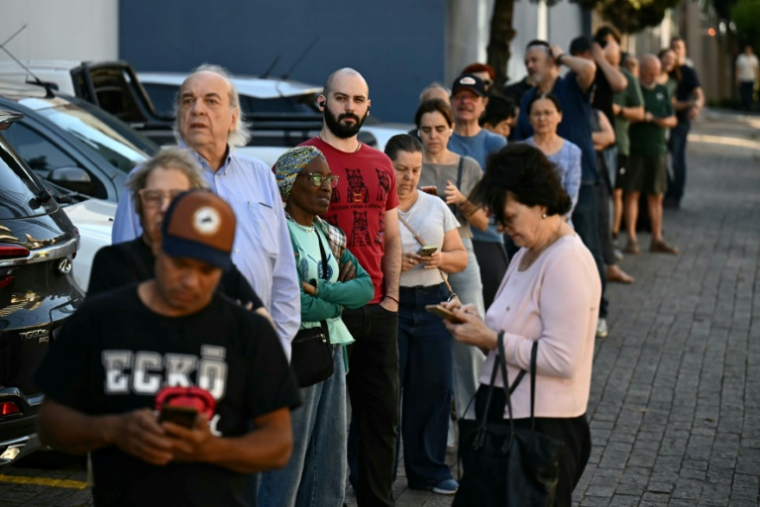 Des électeurs attendent l'ouverture des bureaux pour le premier tour de la présidentielle au Brésil, le 4 octobre 2026 à Sao Paulo ( AFP / Luis ROBAYO )