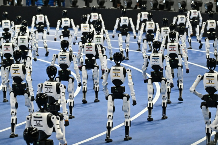 Des robots humanoïdes recueillis après l'ouverture des World Humanoid Robot Games à Pékin le 22 août 2026 ( AFP / Pedro PARDO )