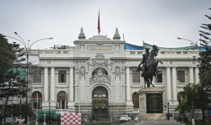 Vue du monument du Parlement du Pérou à Lima et de la statue en hommage au héros de la libération Simón Bolívar, à Lima, le 3 juin 2026 ( AFP / MARTIN BERNETTI )