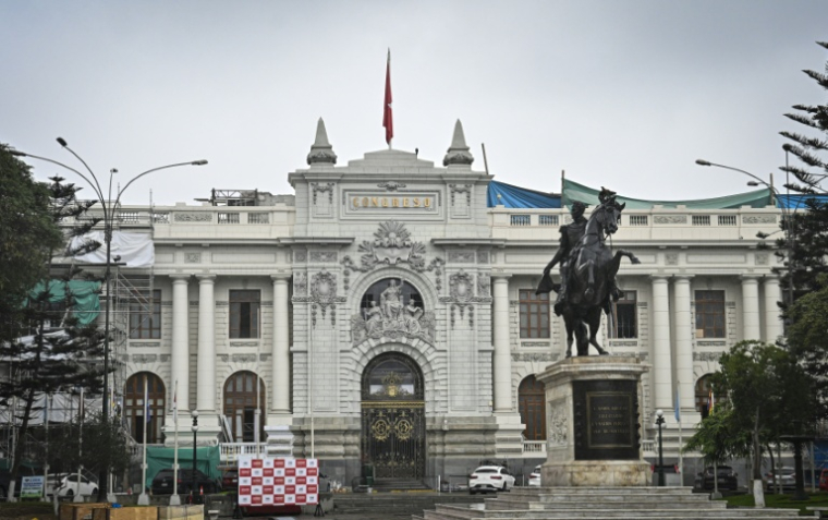 Vue du monument du Parlement du Pérou à Lima et de la statue en hommage au héros de la libération Simón Bolívar, à Lima, le 3 juin 2026 ( AFP / MARTIN BERNETTI )