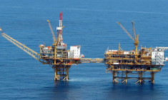 Une plateforme pétrolière chinoise, en mer de Chine, en 2005 (illustration) ( JIJI PRESS / JAPAN COAST GUARD VIA JIJI PRESS )