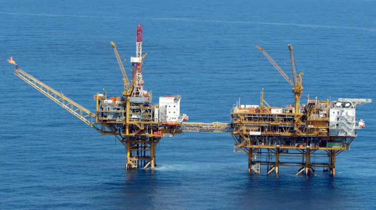 Une plateforme pétrolière chinoise, en mer de Chine, en 2005 (illustration) ( JIJI PRESS / JAPAN COAST GUARD VIA JIJI PRESS )