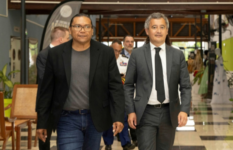 Le ministre français de la Justice, Gerald Darmanin (d), et le premier vice-président de la collectivité territoriale de Guyane, Jean-Paul Fereira (g), arrivent à Cayenne, en Guyane française, le 17 mai 2025 ( AFP / Ronan LIETAR )