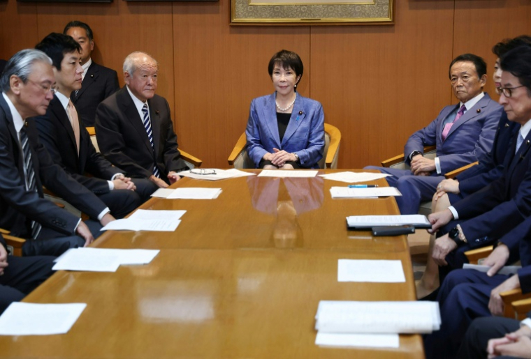 La présidente du Parti libéral démocrate (PLD) au pouvoir au Japon, Sanae Takaichi (c), assiste à une réunion du comité exécutif au siège du PLD à Tokyo, le 21 octobre 2025 ( JIJI Press / STR )