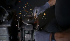 Un employé travaille sur une machine dans la dernière usine de clous encore en activité en France