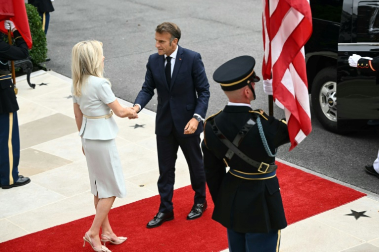 Le président français Emmanuel Macron arrive à la Maison Blanche avant une rencontre entre des dirigreants européens, le président ukrainien Volodymyr Zelensky et Donald Trump, le 18 août 2025 à Washington ( AFP / Mandel NGAN )