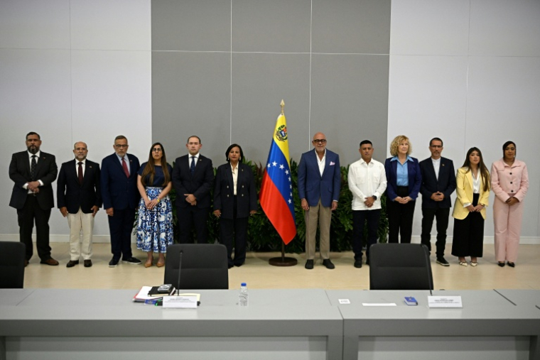 Photo officielle avant le lancement du processus de dialogue politique au Venezuela, au centre de Convention du quartier La Carlota, à Caracas, le 6 août 2026 ( AFP / Federico PARRA )