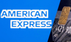 Sur cette illustration, la carte de crédit est placée devant le logo American Express