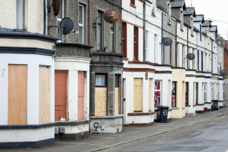 Des maisons barricadées, après une deuxième nuit d'émeutes visant des immigrés, le 11 juin 2025 à Ballymena, en Irlande du Nord ( AFP / PAUL FAITH )