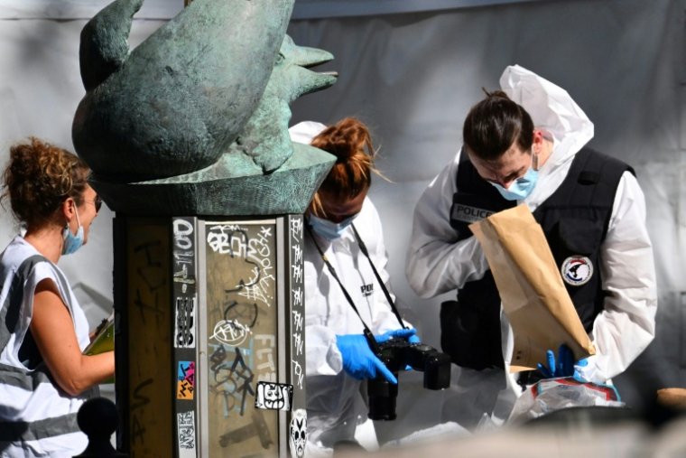 La police scientifique sur les lieux où cinq personnes ont été blessées par un homme muni de deux couteaux et d'une matraque et a été tué par des policiers, à Marseille, le 2 septembre 2025 ( AFP / Christophe SIMON )