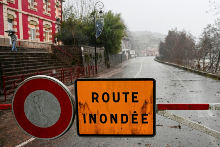 Un panneau "route inondée" à Laroque, le 22 décembre 2025 dans l'Hérault ( AFP / Sylvain THOMAS )