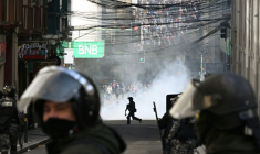 Affrontements entre policiers et manifestants à La Paz, le 25 mai 2026 en Bolivie ( AFP / AIZAR RALDES )
