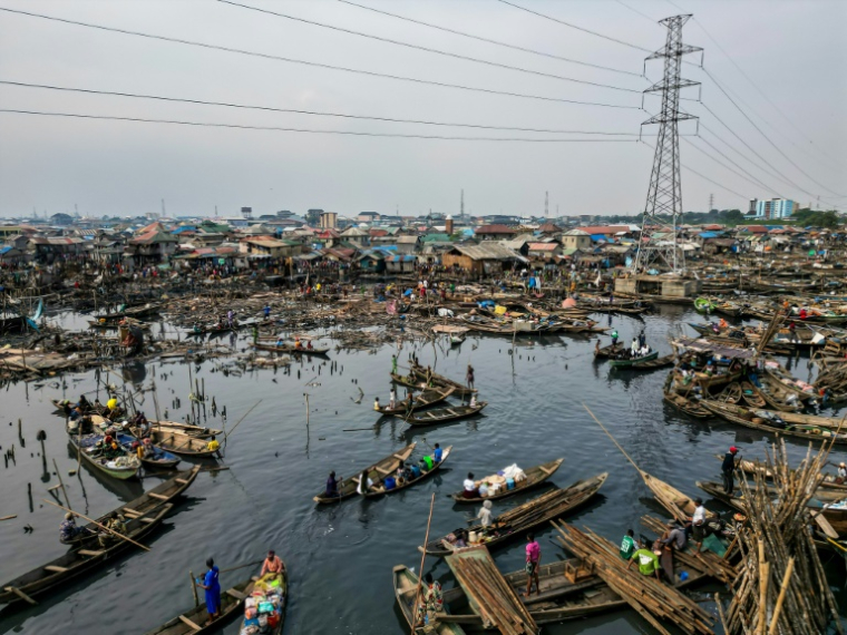 Le bidonville flottant de Makoko à Lagos, le 9 janvier 2026 au Nigeria ( AFP / TOYIN ADEDOKUN )